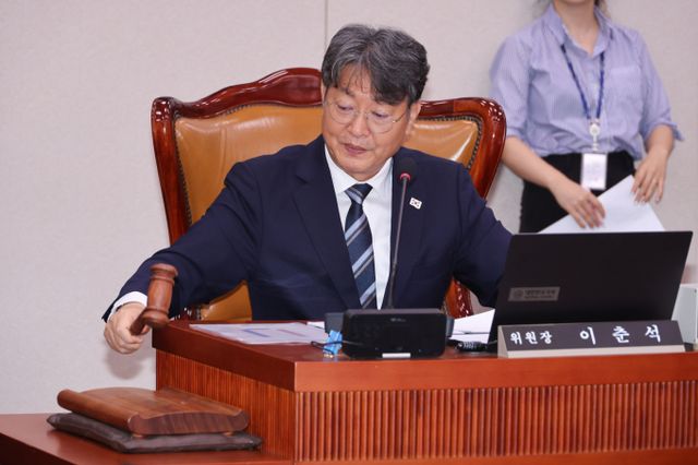 이재명 정부의 1호 경제공약으로 추진 중인 '상법 개정안'이 오는 3일 국회 본회의에서 처리될 전망이다. 사진은 이춘석 국회 법제사법위원회 위원장이 1일 서울 여의도 국회에서 열린 제426회국회(임시회) 제1차 전체회의에서 의사봉을 두드리고 있는 모습. /사진=뉴스1