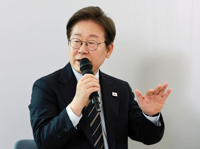 이재명 대통령이 오는 3일 오전 10시 취임 30일 기자회견을 진행한다. 사진은 지난달 30일 이재명 대통령이 서울 용산구 대통령실 파인그라스에서 열린 문화예술계 수상자 간담회에서 발언하고 있는 모습. /사진=뉴시스