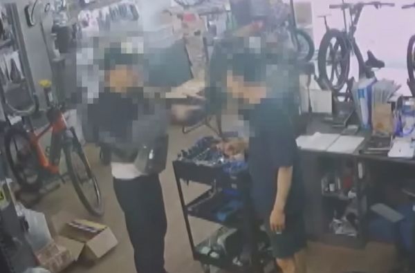 자전거 수리비를 요구하자 격분한 남성이 자식 앞에서 거친 폭언을 퍼부었다. 사진은 부산 한 자전거숍을 찾은 40대 남성 손님이 사장에게 삿대질 하는 모습. /사진=JTBC '사건반장' 캡처