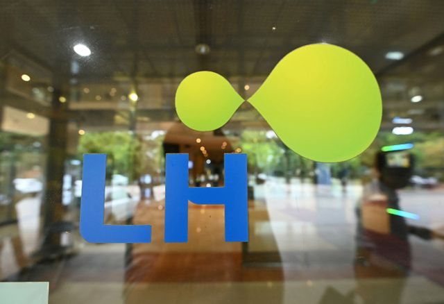 한국토지주택공사(LH)가 3분기 전국 분양·임대주택 1만3000가구에 대한 입주자모집을 추진한다. 사진은 한국토지주택공사 건물 모습. /사진=뉴시스