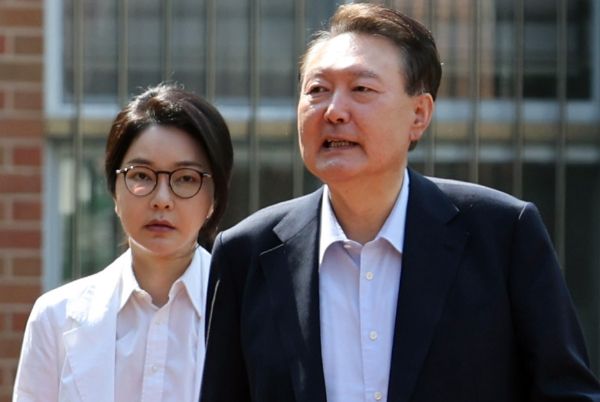 박상수 전 국민의힘 대변인이 윤석열 전 대통령이 내란특검 출석에 불응하는 건 부부 구속을 피하기 위한 전략이라고 평가했다. 사진은 윤석열 전 대통령과 김건희 여사가 제21대 대통령 선거일인 지난달 3일 오전 서울 서초구 원명초등학교에 마련된 서초4동 제3투표소에서 투표를 하기위해 이동하고 있는 모습. /사진=뉴스1(공동취재단)