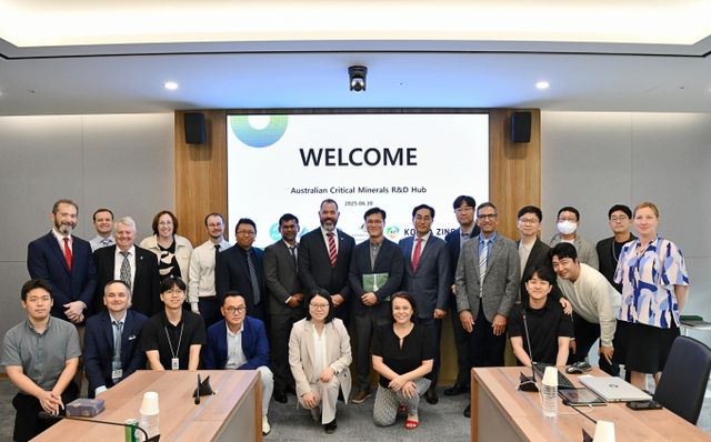 고려아연과 호주 핵심광물 R&D 대표단이 지난달 30일 서울 종로구 고려아연 본사에서 협력 논의를 위한 미팅을 마친 뒤 기념촬영을 했다./사진=고려아연