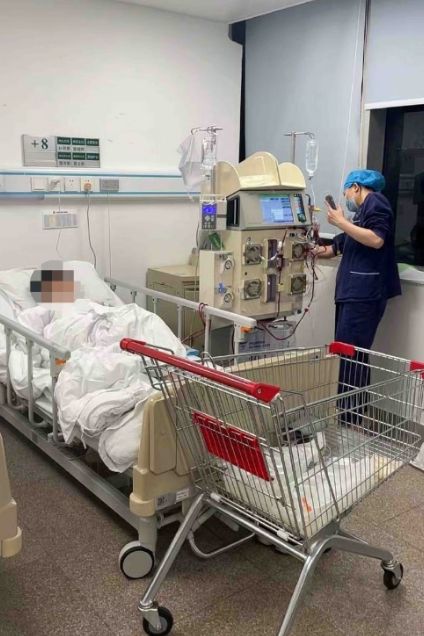 중국에서 15세 소년이 처벌로 1000번 스쿼트를 받다가 신부전증이 발병돼 신장이식 수술까지 받는 일이 벌어졌다. 사진은 스쿼트 처벌로 신부전증이 생긴 소년이 입원한 모습. /사진=SCMP 홈페이지 캡처 