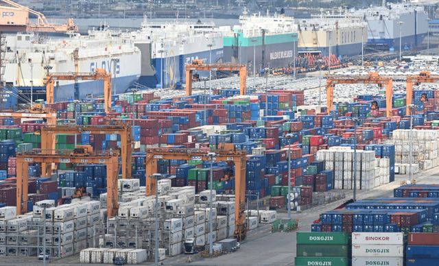 경기 평택시 포승읍 평택항에 컨테이너가 쌓여있는 모습. / 사진=뉴시스 김종택 기자 