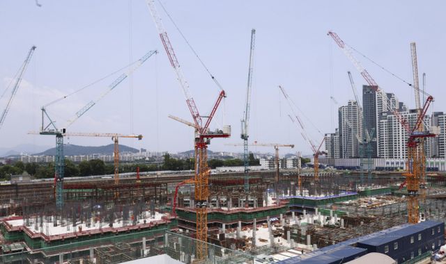 경·공매 시장을 통한 저가 인수 기회에도 매입 이후 미분양 리스크가 커 투자자들의 외면이 이어지고 있다. 사진은 30일 서울 시내의 대형 아파트 건설현장 모습. /사진=뉴시스