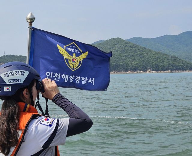 인천 대이작도에서 낚시를 하던 70대 남성이 추락해 해양경찰이 이틀째 수색 중이다. 사진은 지난해 실종자 수색 작업을 펼치는 인천해양경찰서 모습. /사진=뉴스1