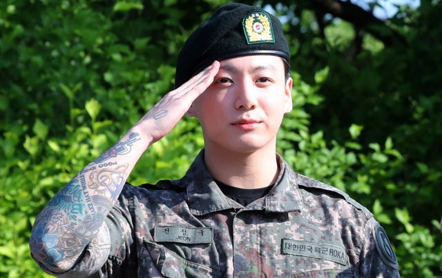 그룹 방탄소년단의 소속사 빅히트 뮤직이 아티스트 권익 침해와 관련해 강력한 법적 대응을 이어가겠다고 밝혔다. 사진은 지난달 11일 군 복무를 마친 방탄소년단 정국이 경기 연천군의 한 부대 인근에서 전역인사를 하는 모습. /사진=뉴시스