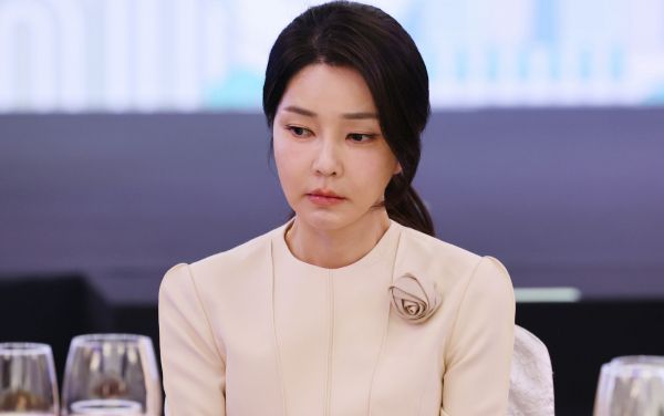 윤석열 전 대통령 부인 김건희씨가 논문 표절로 석사 학위가 박탈됐음에도 여전히 교사 자격은 유효한 것으로 알려졌다. 사진은 김건희씨가 지난해 싱가포르 샹그릴라 호텔에서 열린 싱가포르 동포 초청 오찬 간담회에 참석한 모습. /사진=뉴시스