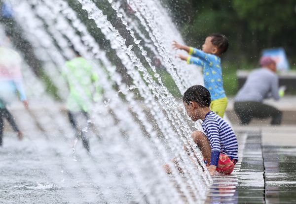 3일 낮 최고 기온이 36도까지 오르겠다. 사진은 서울 영등포구 여의도 물빛광장에서 어린이들이 물놀이를 하는 모습. /사진=뉴스1