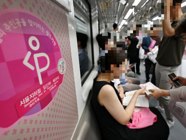지하철 임산부 배려석을 놓고 '배려해야 한다'는 의견과 '의무는 아니니 강요해선 안 된다'라는 의견이 엇갈리고 있다. 사진은 기사의 이해를 돕기 위한 서울지하철 임산부 배려석. /사진=뉴스1(공동취재단)