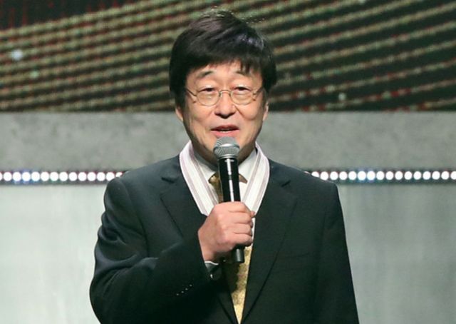 가수 겸 배우 김창완이 과거 심각한 알코올 중독을 앓았다고 고백했다.사진은 지난해 10월 서울 중구 국립극장에서 열린 2024 대한민국 대중문화예술상에서 보관문화훈장을 수훈하고 수상 소감을 말한 가수 김창완. /사진=뉴시스