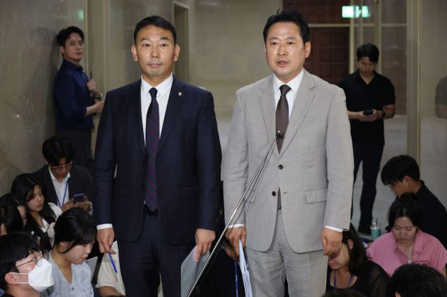 국회 법제사법위원회가 이사의 충실 의무 대상을 주주로 확대하는 내용을 포함한 상법 개정안을 의결했다. 사진은 국회 법제사법위원회 여야 간사인 김용민 의원(왼쪽)과 장동혁 의원이 2일 오후 서울 여의도 국회에서 상법 개정안과 관련한 회동 결과에 대해 발언하고 있는 모습. /사진=뉴스1