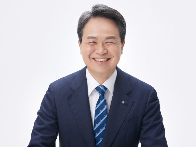 신한금융그룹이 '헬프업 앤드 밸류업' 프로젝트를 통해 10% 이상인 모든 가계대출 금리를 한 자릿수로 내린다고 2일 발표했다. 사진은 진옥동 신한금융 회장. /사진=신한금융그룹