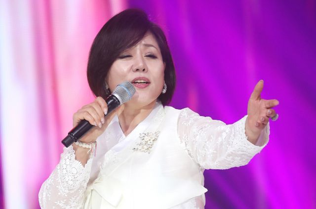 가수 한혜진이 SBS예능프로그램 '신발벗고 동싱포맨'에 출연해 전성기 시절 50억원을 벌었다고 밝혔다.사진은 지난 2024년 8월26일 트로트 가수 한혜진이 서울 마포구 상암동 SBS 프리즘 타워에서 열린 SBS FiL, SBS M '더 트롯쇼-한가위 특집' 녹화에서 멋진 무대를 선보이는 모습. /사진=뉴스1