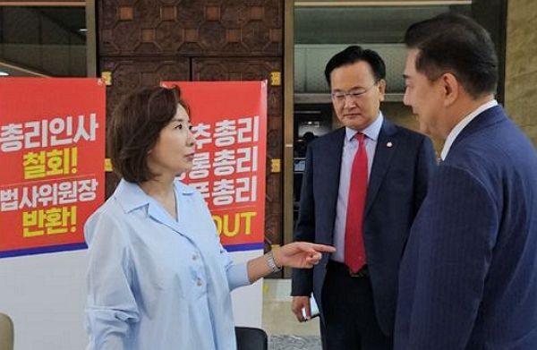 김병기 더불어민주당 원내대표가 국회 본관에서 농성 중인 나경원 국민의힘 의원을 찾았다. 사진은 나경원 국민의힘 의원과(왼쪽) 김병기 더불어민주당 원내대표 모습. /사진=뉴시스