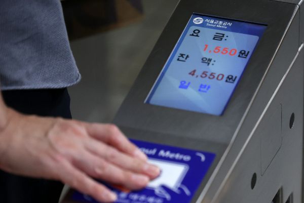 어머니에게 나온 노인 우대용 교통카드로 수백차례 부정 승차한 40대 남성이 적발됐다. 사진은 시민이 서울 시내의 한 지하철역 개찰구에서 교통카드를 태그하는 모습. /사진=뉴시스