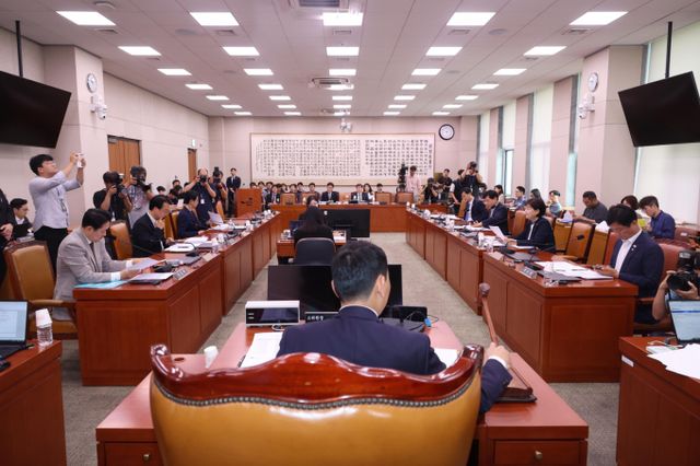  이재명 정부의 1호 경제공약으로 추진 중인 상법 개정안이 여야 협상의 분수령을 맞았다. 김용민 국회 법사위 법안심사제1소위원장이 2일 오전 서울 여의도 국회에서 열린 법제사법위원회 법안심사제1소위원회에서 의사봉을 두드리고 있는 모습. /사진=뉴시스