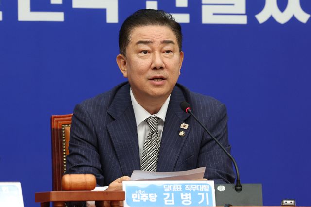 김병기 더불어민주당 원내대표가 2일 검찰 개혁의 시간이 다가왔다며 공세를 이어갔다. 사진은 이날 오전 서울 여의도 국회에서 열린 최고위원회의에서 발언하는 김 원내대표. /사진=뉴스1