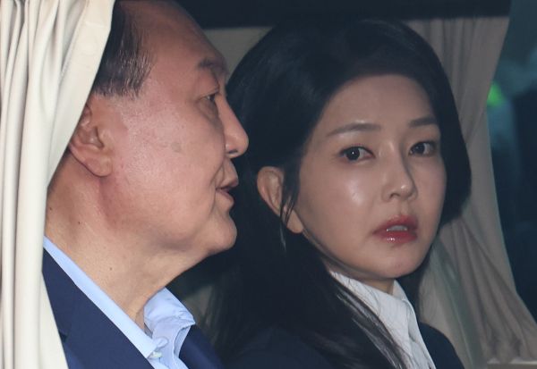 김건희씨의 각종 의혹을 수사하는 민중기 특별검사팀이 김건희씨에 대한 출국금지에 나섰다. 사진은 윤석열 전 대통령과 김건희씨가 서울 용산구 한남동 대통령 관저를 떠나는 모습. /사진=뉴스1