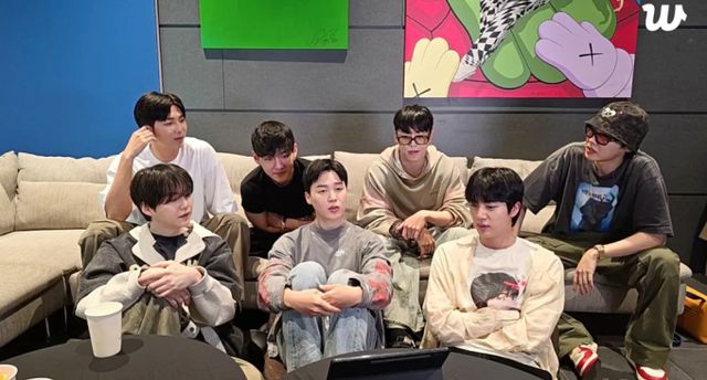 그룹 방탄소년단(BTS)이 단체 앨범 제작을 라이브방송을 통해 밝히고 내년 봄 완전체 컴백을 예고했다. 사진은 BTS 멤버들이 라이브 방송을 하는 모습. /사진=팬플랫폼 위버스 캡처