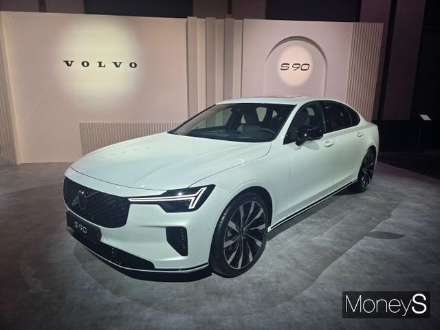 신형 S90의 가격은 B5 Plus트림 6530만원, B5 Ultra 트림 7130만원, T8 Ultra 9140만원이다. /사진=김이재 기자