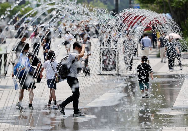 3일 낮 최고 기온이 36도까지 오를 것으로 보인다. 사진은 서울 종로구 광화문광장에서 더위를 식혀주는 바닥분수 물줄기 사이로 시민들이 발걸음을 옮기는 모습. /사진=뉴시스