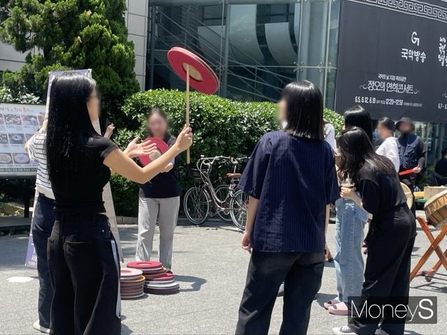 Z세대는 국악을 유산이 아닌 힙한 콘텐츠로 즐기며, 자신만의 방식으로 새롭게 소비한다. 사진은 길거리에서 전통 연희 놀이를 체험 중인 시민들의 모습. /사진=남동주 기자