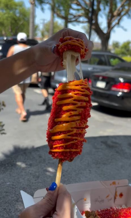 미국에서 핫도그, 고급요리 등 다양한 한국 음식이 화제다. 사진은 미국에거 가장 큰 한국 음식 체인점 중 하나인 '투 핸즈 콘도그'에서 판매 중인 제품 모습. /사진=인스타그램 갈무리