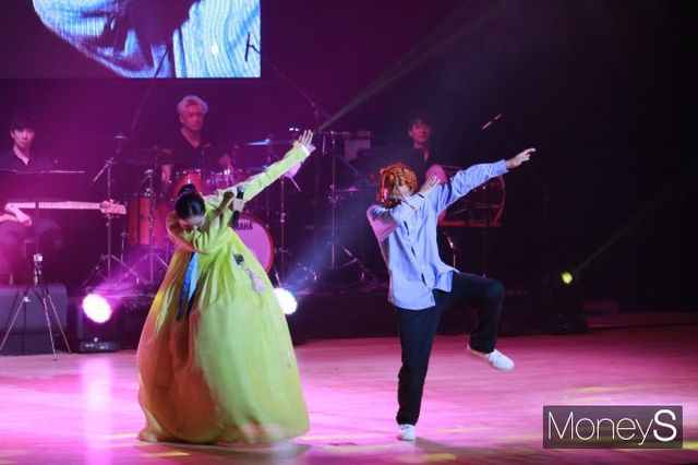 박애리·팝핀현준 부부는 국악과 힙합을 진심으로 엮어 Z세대와 소통하는 무대를 만든다. 사진은 공연하고 있는 이들의 모습. /사진=박애리 제공