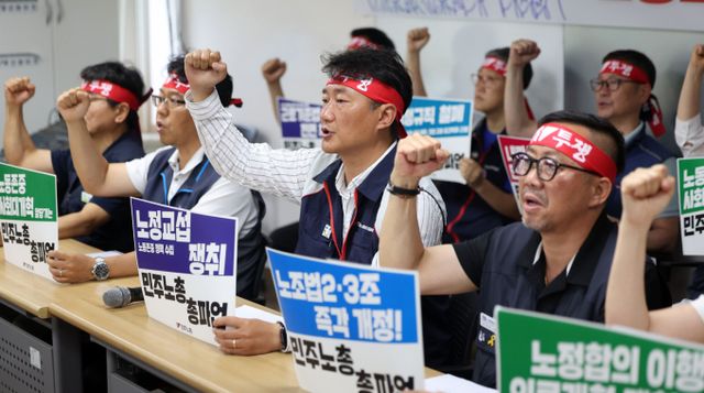 전국민주노동조합총연맹(민주노총)이 노란봉투법 추진 등을 촉구하며 오는 16일과 19일 총파업을 선포했다. 사진은 양경수 전국민주노동조합총연맹 위원장 등 관계자들이 2일 서울 중구 정동 민주노총에서 열린 기자회견에 참석해 7월 총파업을 선포하고 노조법 2·3조 즉각 개정, 윤석열 정권 반노동정책 즉각 폐기, 노정교섭 쟁취 등을 촉구한 모습. /사진=뉴시스