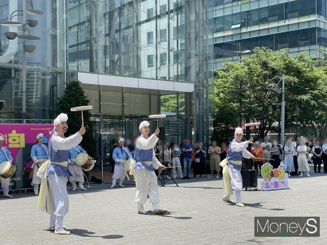  거리에서 관객과 호흡할 때 국악이 살아난다고 이야기하는 더광대. 사진은 길거리에서 공여나는 더광대의 모습. /사진=남동주 기자