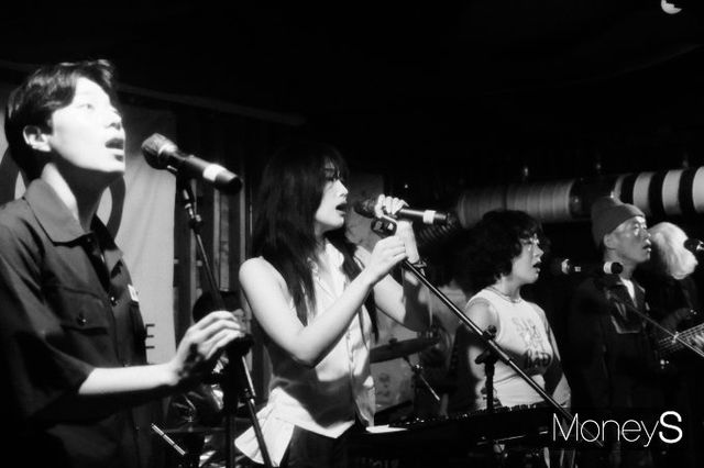 이날치는 Z세대 감각으로 전통의 힘을 꺼낸다. 사진은 공연 중인 이날치의 모습. /사진=최수인 제공