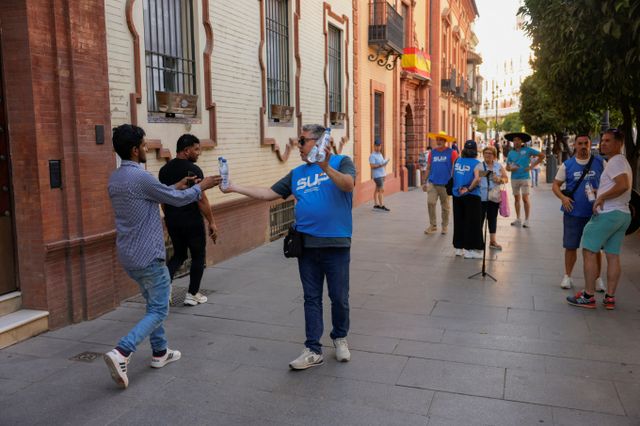 유럽에 폭염이 계속되자 각국이 경보를 발령했다. 사진은 지난 1일(현지시각) 스페인 세비야에서 물병을 나눠주는 모습. /사진=로이터