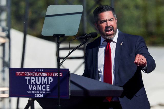 미국 국방부가 주한미군 병력 감축, 역할 변경에 대해 즉답을 회피했다. 사진은 션 파넬 국방부 대변인이 지난해 10월5일 미국 펜실베이니아주 버틀러에서 열린 집회에 참석한 모습. /사진=로이터