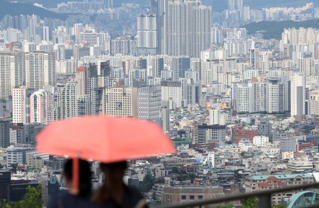 스트레스 총부채원리금상환비율(DSR) 3단계가 시행된 1일 오후 서울 남산에서 아파트 단지가 내려다 보이고 있다. 이번 3단계 적용에 따라 은행과 제2금융권의 주담대, 신용대출, 기타대출에 1.50%의 가산금리가 부과된다./사진-뉴시스