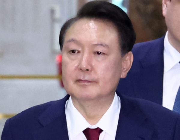 윤석열 정부 시절 윤 전 대통령이 한남동 관저에 스크린 골프장을 설치했다는 진술이 나왔다. 사진은 윤석열 전 대통령이 지난달 29일 새벽 서울 서초구 서울고등검찰청 청사에 마련된 내란특검 사무실에서 피의자 신분으로 조사를 마친 뒤 귀가하고 있는 모습. /사진=뉴스1(공동취재단)