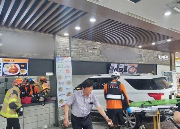 사진은 2일 강릉시 영동고속도로 강릉방향 대관령휴게소에서 SUV가 휴게소 내 식당으로 돌진해 시민 16명이 다쳐 병원으로 이송됐다. 사진은 사고 현장. /사진=뉴스1