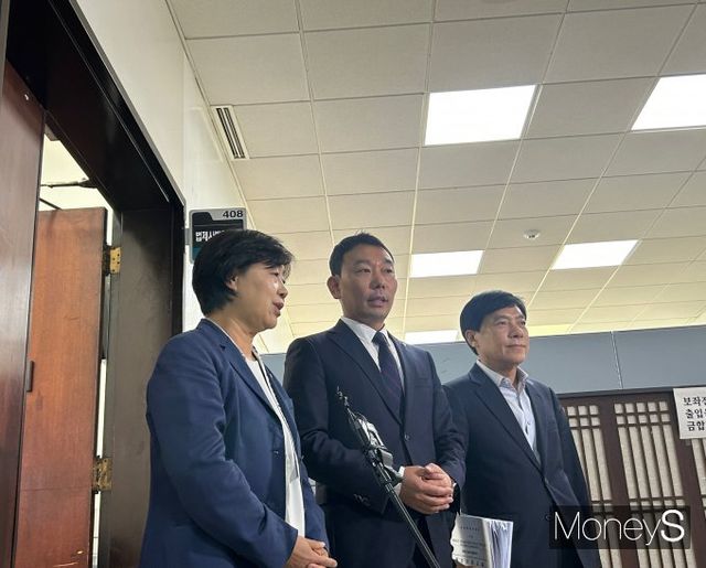 국회 법제사법위원회 법안심사 제1소위원회가 상법 개정안 심사에 본격 착수한 가운데 여야가 일부 조항에 대해 이견 없이 합의하면서 법안 처리에 속도가 붙고 있다. 사진은 2일 오후 12시30분께 법안심사 회의를 마친 뒤 기자들과 만난 김용민 제1소위원장(더불어민주당·경기 남양주시병)(가운데)와 서영교 의원(더불어민주당·서울 중랑갑)의 모습. /사진=김성아 기자