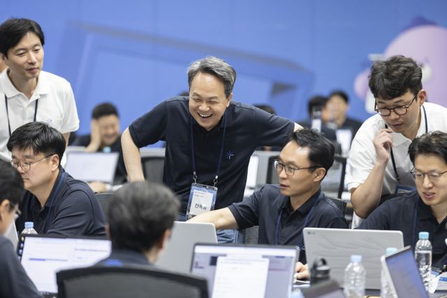 진옥동 신한금융그룹 회장이 AI 실습 미션 수행 중인 경영진들과 담소를 나누고 있다./사진=신한금융