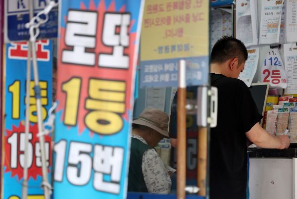 로또 2등에 당첨된 남성이 고독사한 사연이 전해졌다. 사진은 서울시내 한 복권판매점에서 방문객들이 복권을 구매하는 모습. /사진=뉴시스