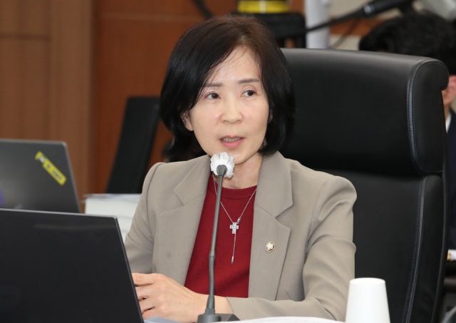 국민의힘이 31조원 추가경정예산안과 관련해 전형적인 포퓰리즘 예산이라며 결국 국민이 갚아야 할 외상 청구서라고 비판했다. 사진은 지난해 10월17일 최수진 국민의힘 위원이 대전 한국과학기술원(KAIST)에서 열린 국회 과학기술정보방송통신위원회 국정감사에서 질의하고 있는 모습. /사진=뉴스1