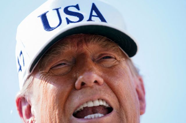 도널드 트럼프 미국 대통령이 이르면 4일(이하 현지시각)부터 각국에 상호관세율을 적은 서한을 보낼 것이라고 3일 밝혔다. 사진은 지난 3일 미국 메릴랜드주 앤드루스 공동기지에서 아이오와로 출국하기 전 에어포스원에 탑승하기 전 기자들에게 연설한 도널드 트럼프 미국 대통령. /사진=로이터