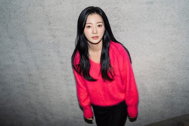 배우 송하윤(본명 김미선·38)이 학폭(학교폭력) 가해 의혹 최초 폭로자인 오 모 씨를 고소하고 나선 가운데, 오 씨가 이에 대한 입장을 밝혔다. /사진=송하윤 전 소속사 킹콩 by 스타쉽 제공