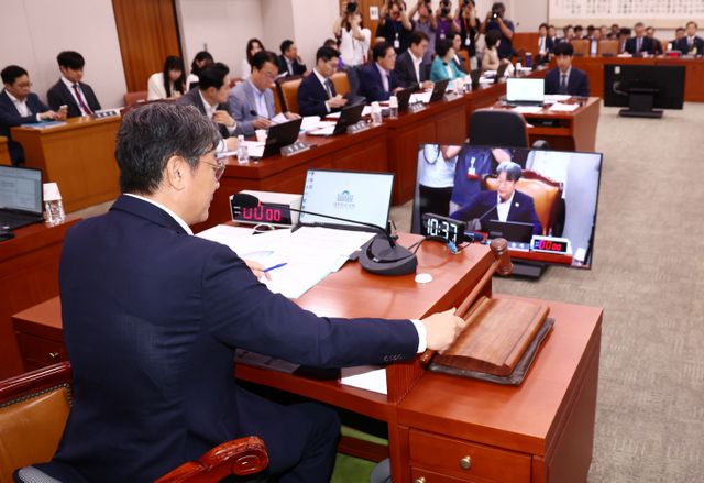 이번 상법 개정안은 이사의 충실의무 대상을 기존의 '회사'에서 '회사 및 주주'로 명확히 규정했다. 사진은 이춘석 법제사법위원장이 3일 오전 서울 여의도 국회에서 열린 상법 개정안 등에 대한 법제사법위원회 전체회의에서 안건을 상정하며 의사봉을 두드리고 있는 모습. /사진=뉴스1