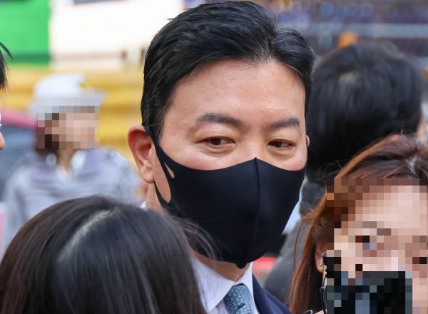 조은석 특별검사팀이 김성훈 전 경호처 대통령경호처 차장을 소환했다. 사진은 윤석열 대통령 체포를 방해한 혐의를 받는 김성훈 대통령경호처 차장이 지난 3월21일 서울 마포구 서울지방법원에서 열리는 구속 전 피의자 심문에 출석하고 있는 모습. /사진=뉴스1(공동취재단)