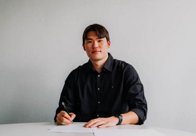 수비수 김윤도가 차범근, 심재원, 차두리에 이어 4번째로 아인트라흐트 프랑크푸르트 유니폼을 입는다. 사진은 지난 2일(한국시각) 프랑크푸르트에 입단한 김윤도(왼쪽)의 모습. /사진=프랑프푸르트 홈페이지 캡처