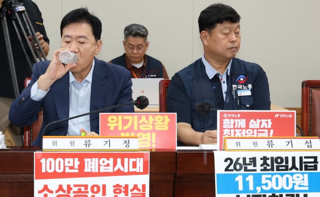 3일 세종시 정부세종청사 고용노동부에서 열린 최저임금위원회 제9차 전원회의에 류기정 사용자위원과 류기섭 근로자위원이 회의에 앞서 발언을 듣고 있다. /사진=뉴스1