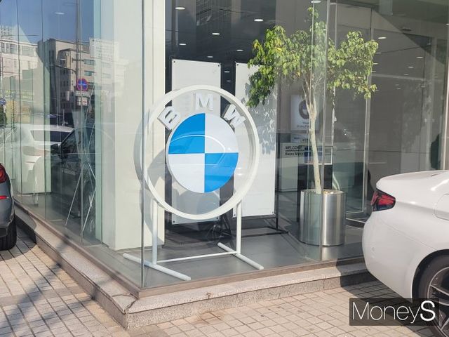 BMW가 상반기 수입차 누적 판매 1위에 올랐다. 사진은 서울 강남의 BMW 전시장. /사진=김창성 기자