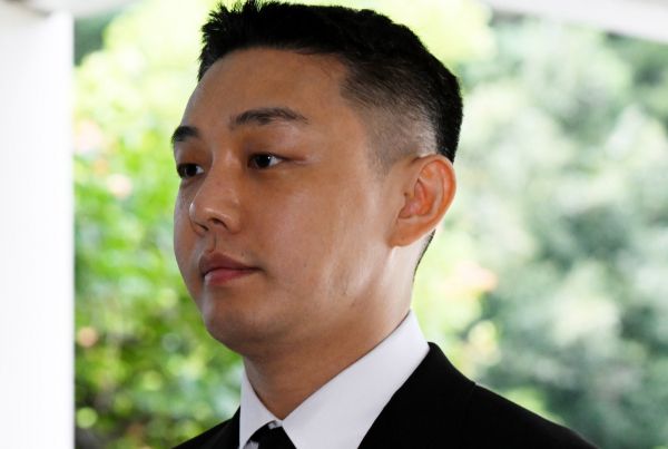 마약 상습 투약 혐의를 받는 배우 유아인에게 징역형 집행유예가 확정됐다. 사진은 프로포폴과 대마 등 마약 상습 투약 혐의로 재판에 넘겨진 배우 유아인(본명 엄홍식)이 2024년 9월3일 오후 서울 서초구 서울중앙지방법원에서 열린 1심 선고기일에 출석하고 있는 모습. /사진=뉴시스(공동취재단)