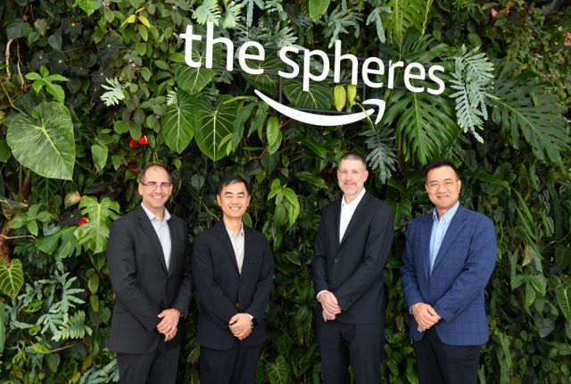 현대제철-AWS 주요 임원들이 협약을 체결한 후 기념촬영을 하고 있다. 왼쪽부터 Martyn Mallick AWS 부사장, 김승회 현대제철 상무, Kerry Person AWS 부사장, 김후곤 현대제철 상무. /사진=현대제철